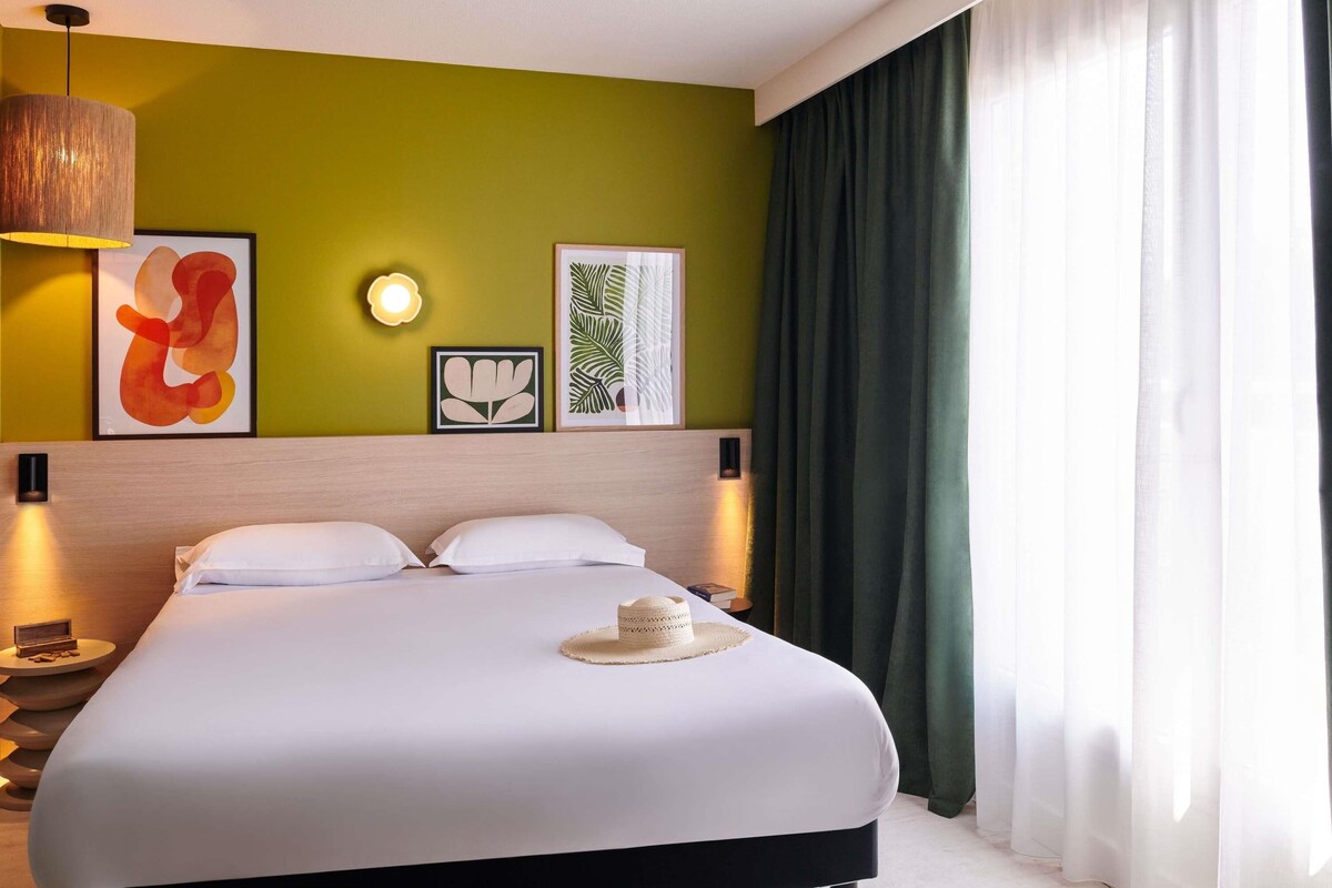 Comfort Room, 1 Queen Bed, Terrace | Premium bedding, Select Comfort beds, in-room safe, desk