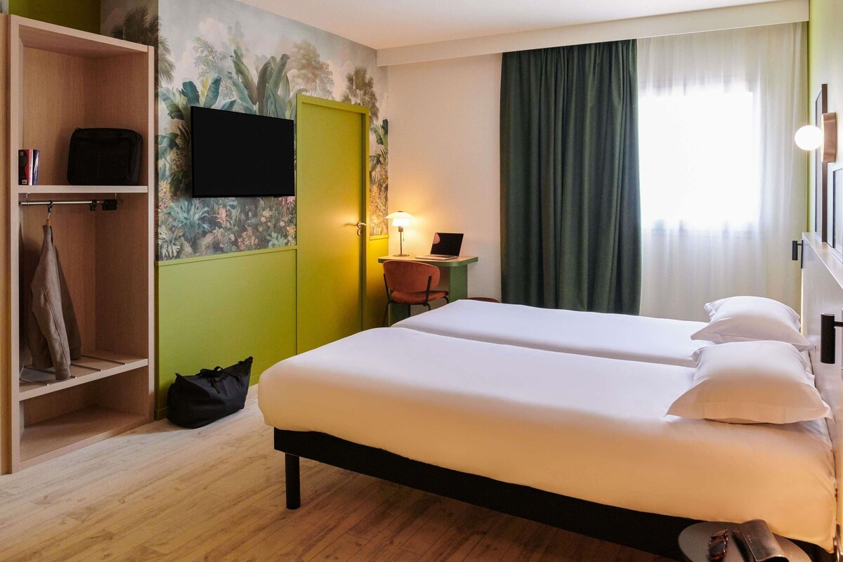 Premium bedding, Select Comfort beds, in-room safe, desk