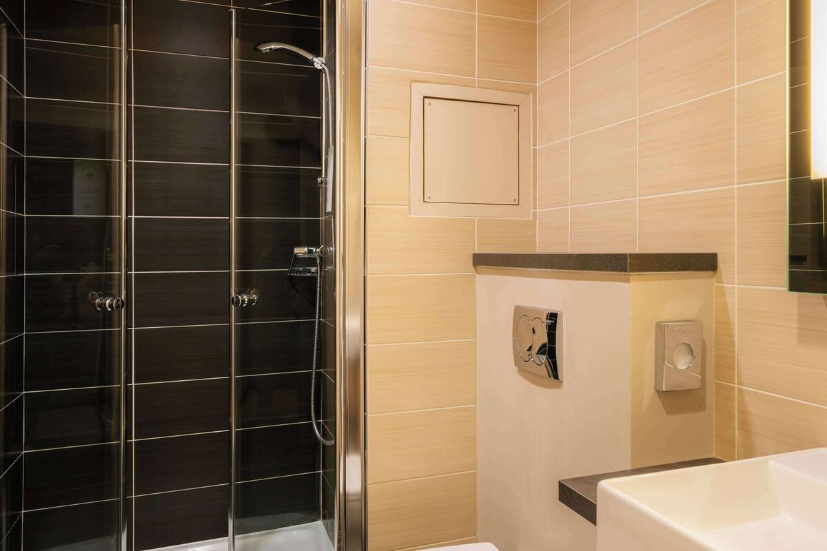 shower, rainfall showerhead, eco-friendly toiletries, hair dryer