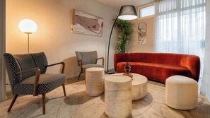 Lobby sitting area - Kyriad Prestige Vannes Centre - Palais Des Arts (Vannes)