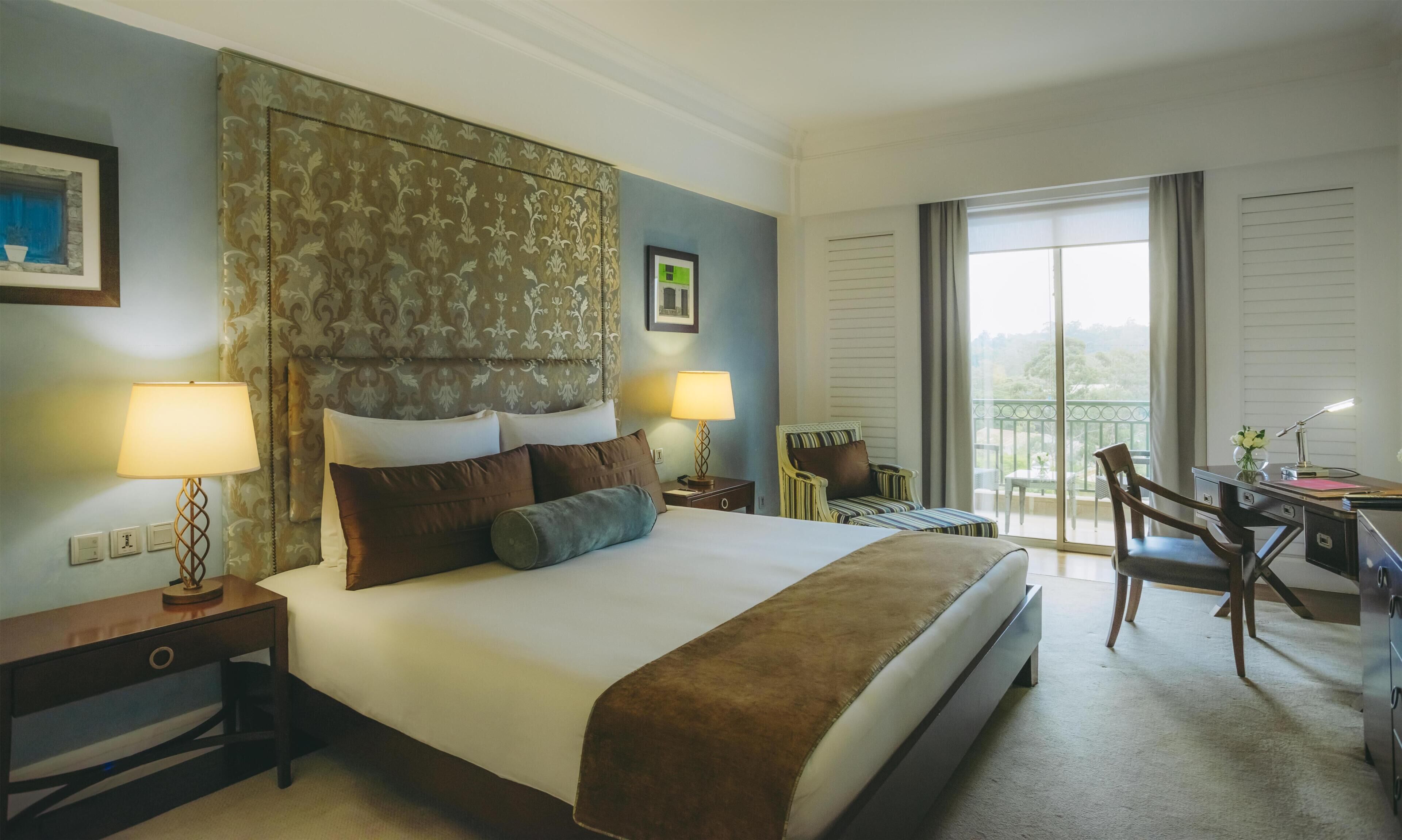 Quarto luxo, 1 cama King, vista para a cidade (Deluxe King Room - One King Bed) | 1 quarto, roupas de cama de algodão egípcio, roupas de cama premium