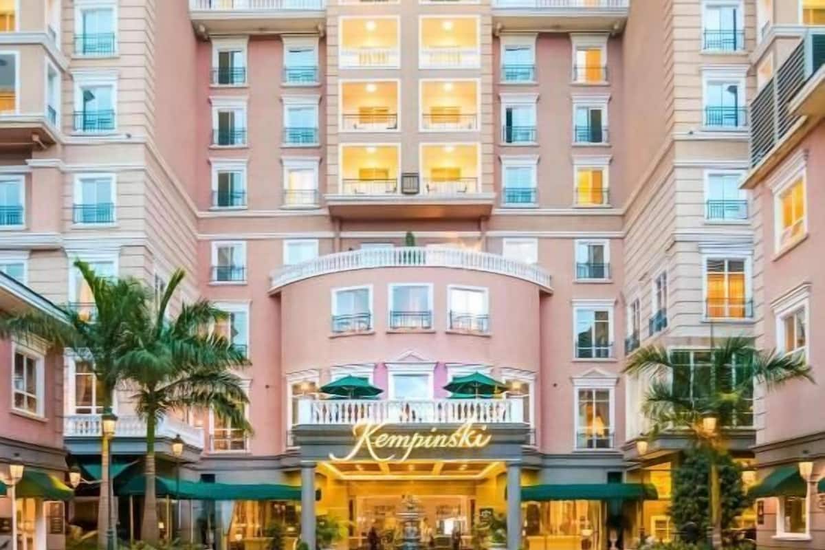 A hotel with a central courtyard, a fountain, and a symmetrical garden layout.