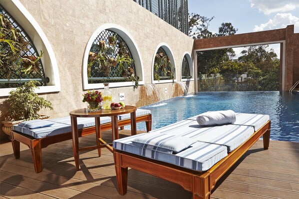 Outdoor pool, sun loungers - Villa Rosa Kempinski (Nairobi)