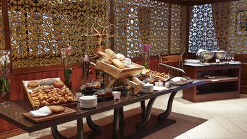 Desayuno buffet diario (KES 3500 por persona)
