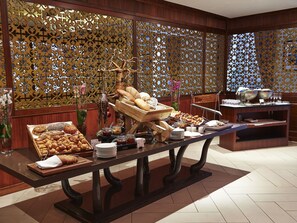 Daily buffet breakfast for a fee