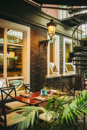 Breakfast, lunch and dinner served - Villa Rosa Kempinski (Nairobi)