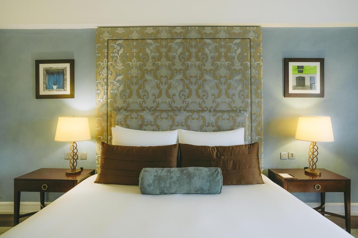 Executive Room, 1 King Bed, Balcony (Executive Balcony Room) | 1 bedroom, Egyptian cotton sheets, premium bedding, minibar