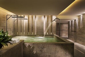 Indoor spa tub - Grand Hyatt Shenyang (Shenyang)