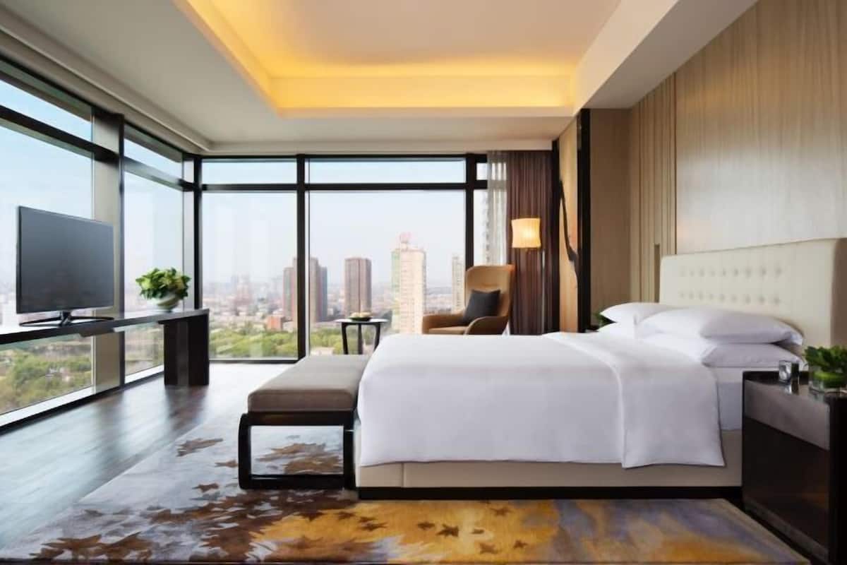In-room safe, desk, iron/ironing board, WiFi (free)