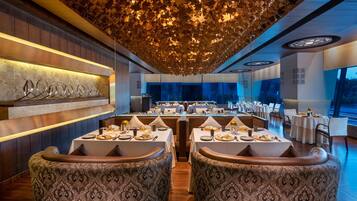 2 restaurants; breakfast, lunch, dinner, and brunch served