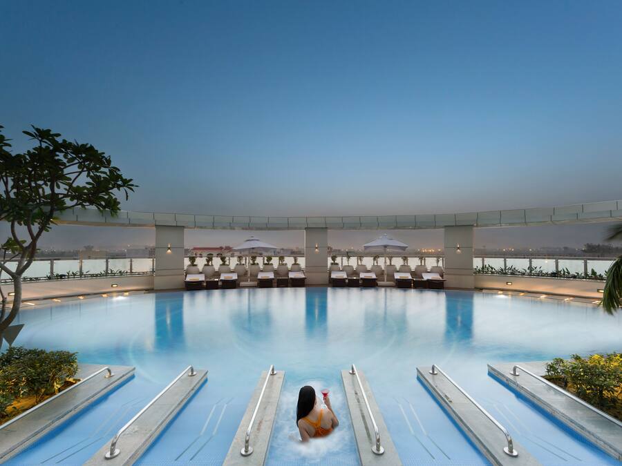 Utendørsbasseng, bassengparasoller og solsenger