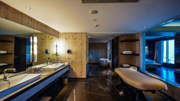 Presidential-suite - 1 kingsize-seng - byudsigt | Badeværelse | Bruser, dybe badekar, brusehoved med hydromassage