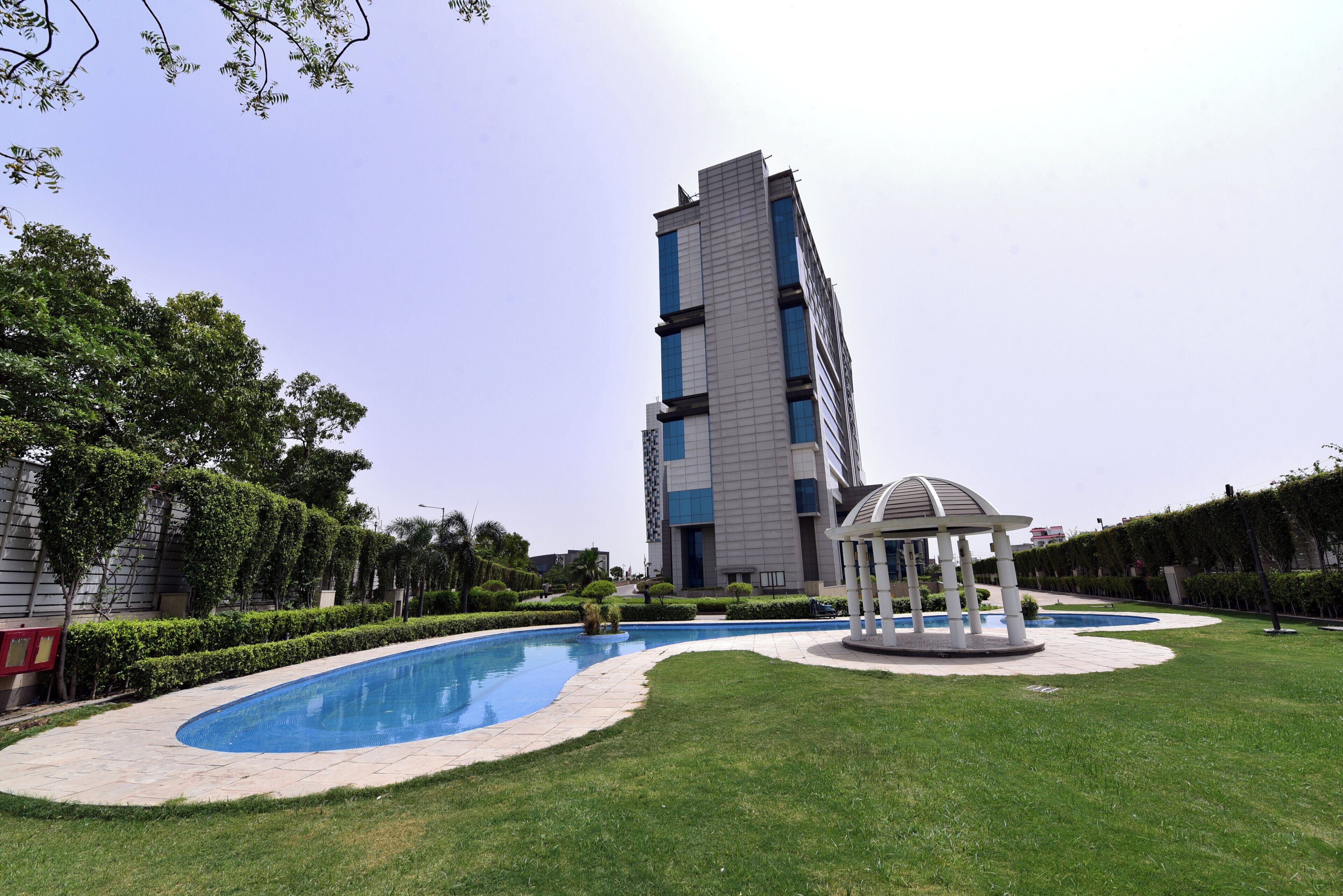 Un edificio moderno con piscina y un pabellón.