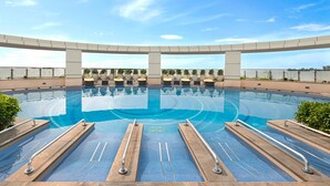 Una gran piscina al aire libre con un cielo azul despejado.