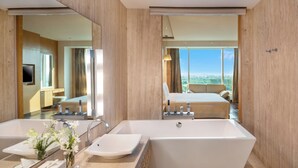 Un baño moderno con una bañera grande, un lavabo doble y un espejo.