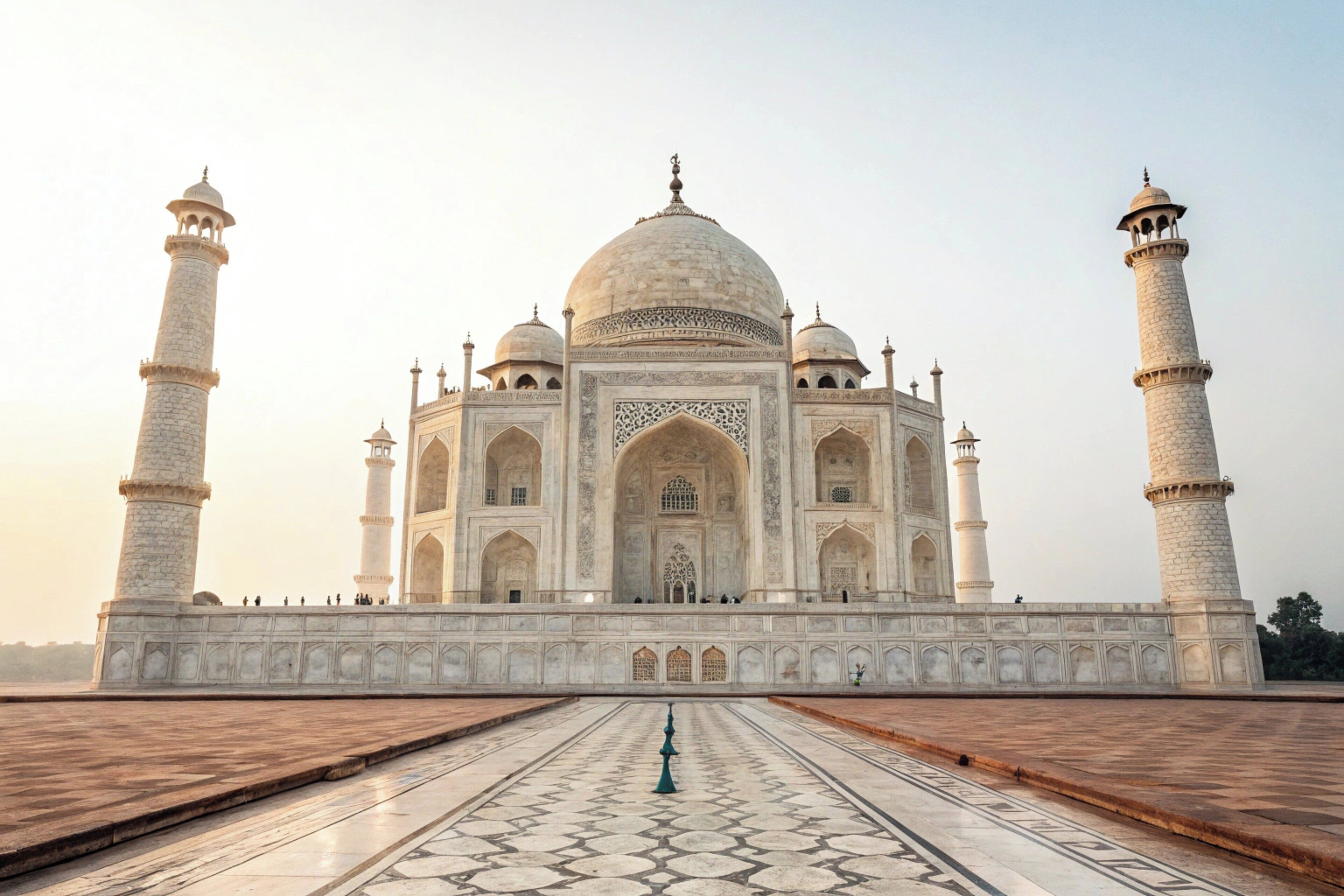 El Taj Mahal, con sus cuatro minaretes y cúpula central, rodeado por un amplio patio de mármol.