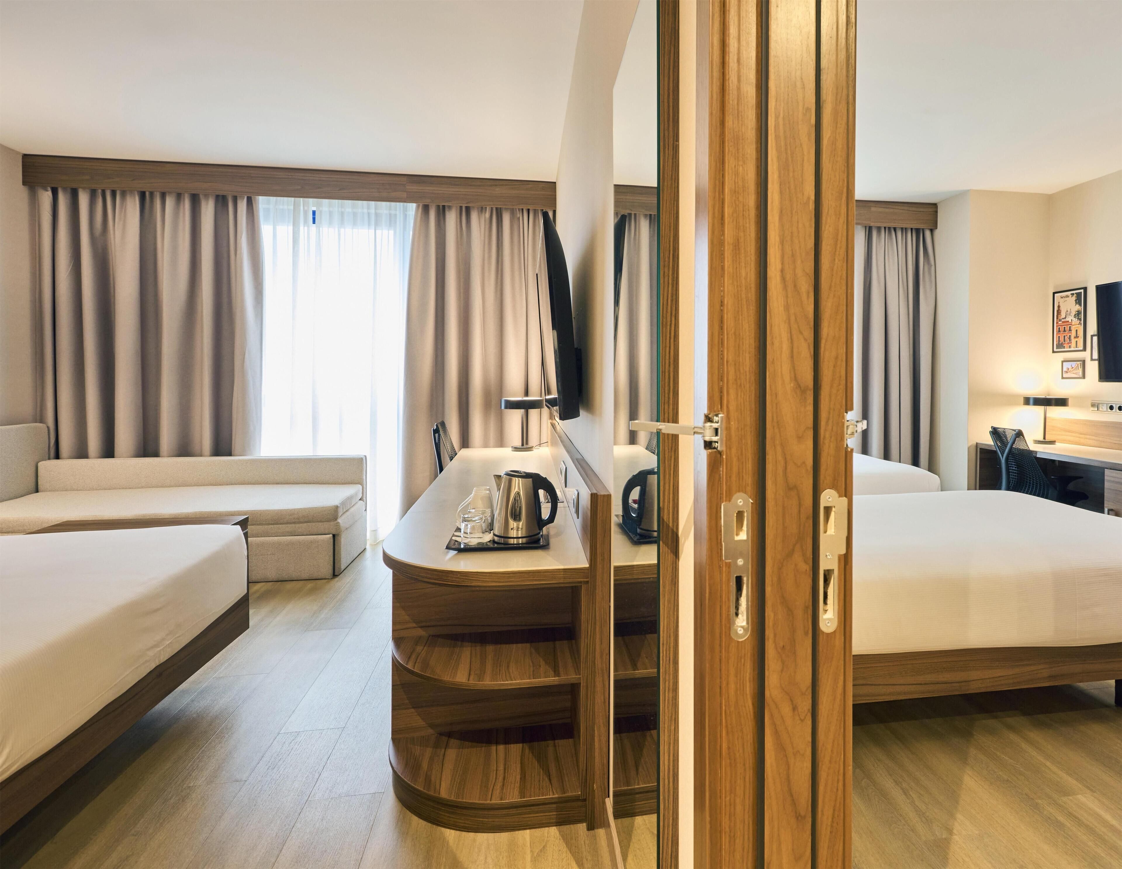 Familiekamer, kamers met tussendeur | Een kluis op de kamer, verduisterende gordijnen, geluiddichte muren