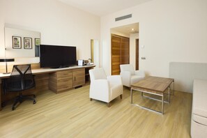 Suite, 1 slaapkamer | Woonruimte | Een 32-inch televisie met kabelzenders