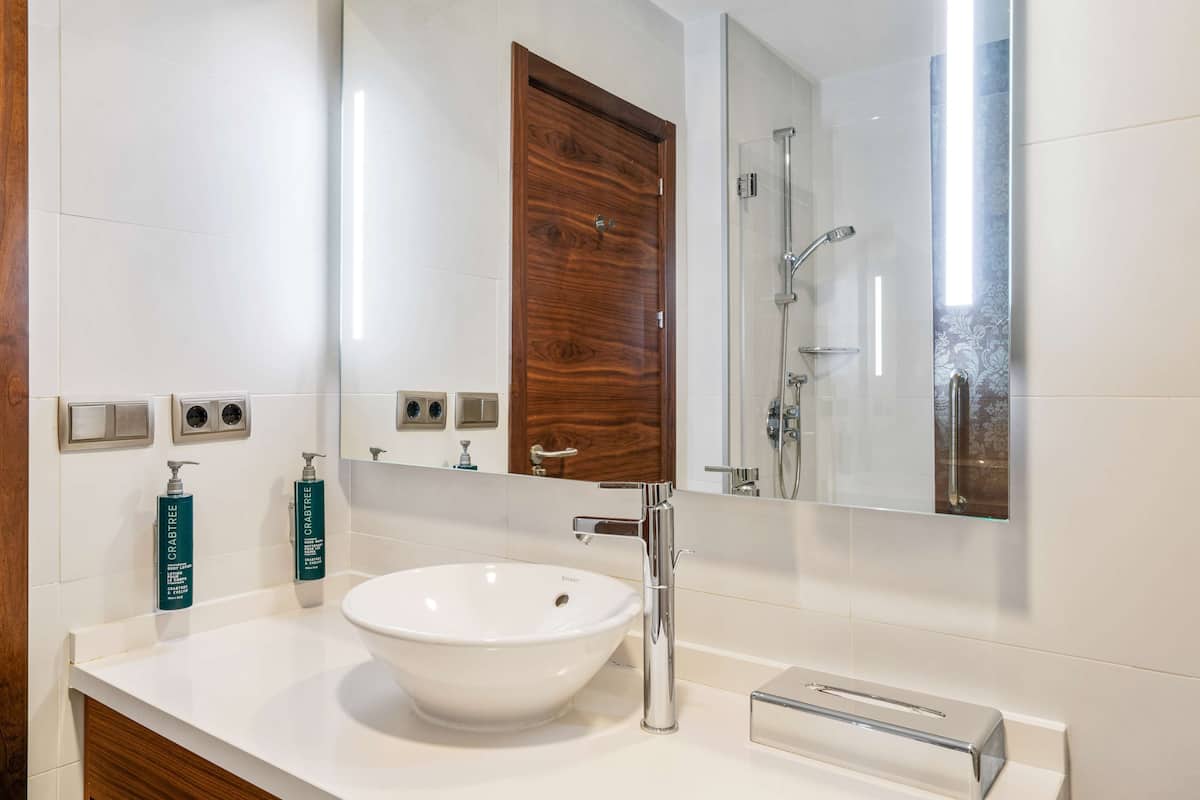 room, 1 king bed | bathroom shower