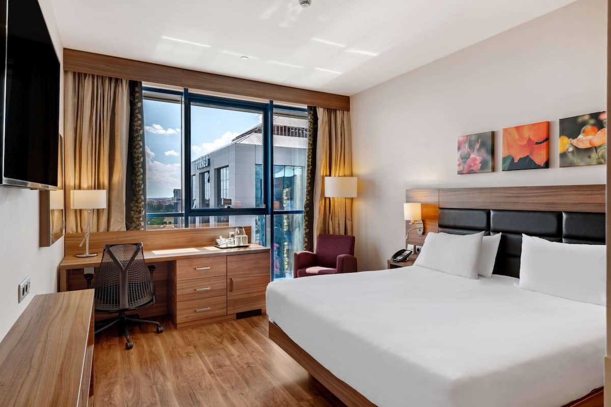 room, 1 king bed | in-room safe, blackout curtains, soundproofing, iron/ironing board