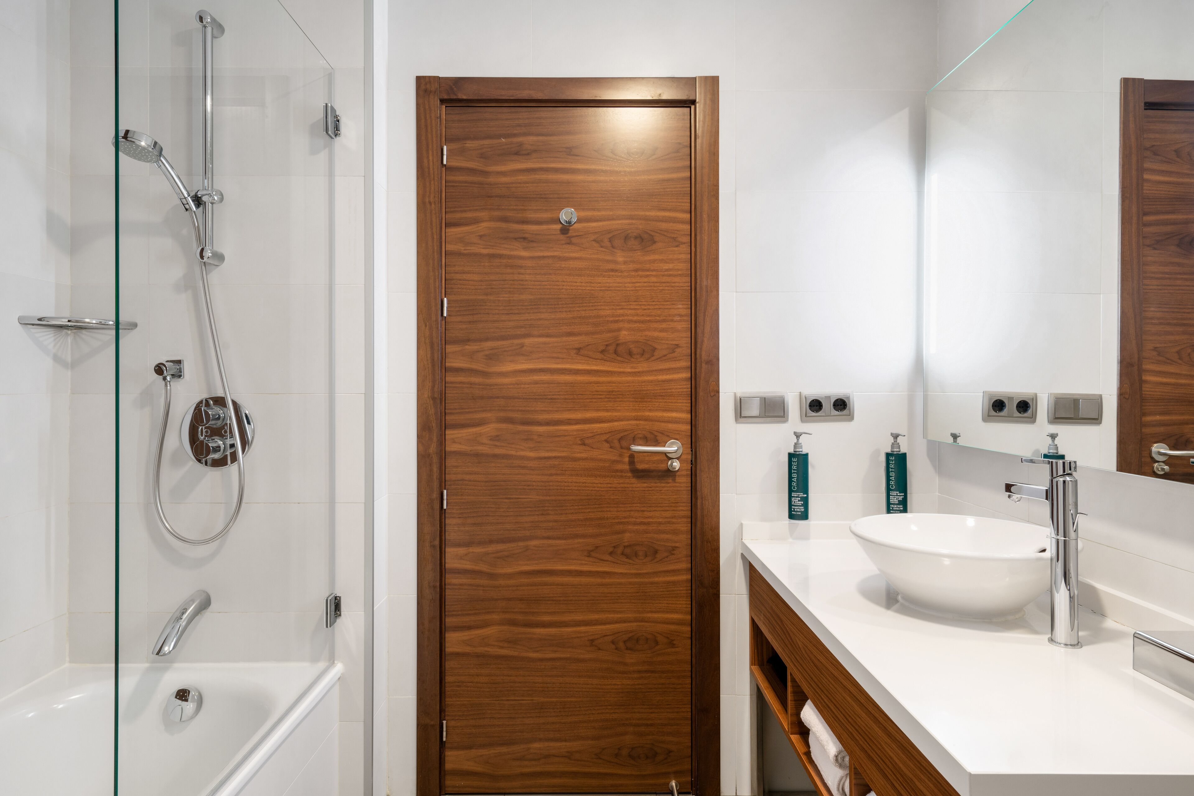 room, 1 king bed | in-room safe, blackout curtains, soundproofing, iron/ironing board