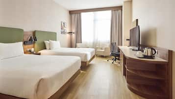 Habitación familiar, 2 camas matrimoniales | Caja de seguridad en la habitación, cortinas blackout y insonorización