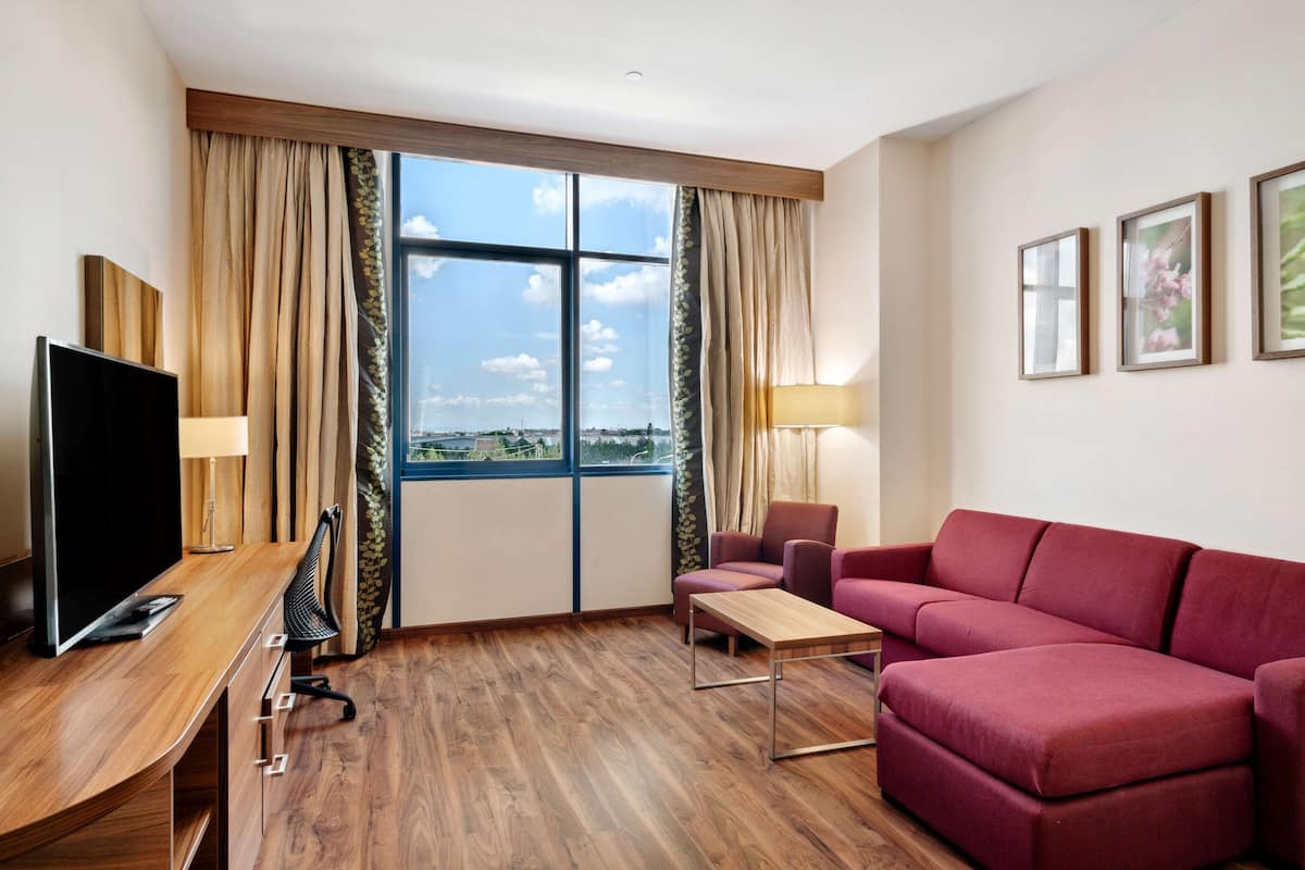 suite, 1 bedroom | in-room safe, blackout curtains, soundproofing, iron/ironing board