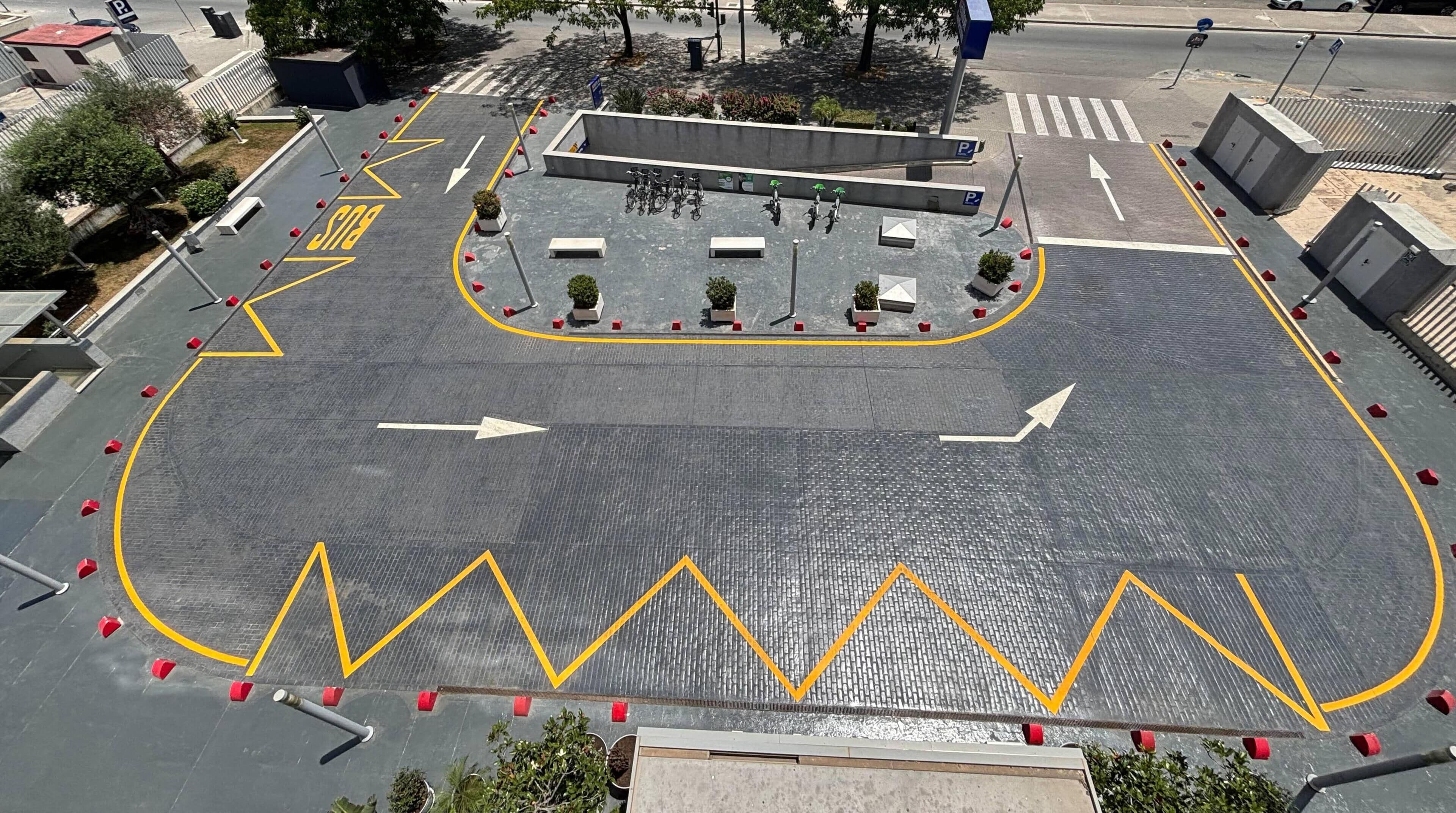Un aparcament amb carrils delimitats i places d'aparcament assignades.