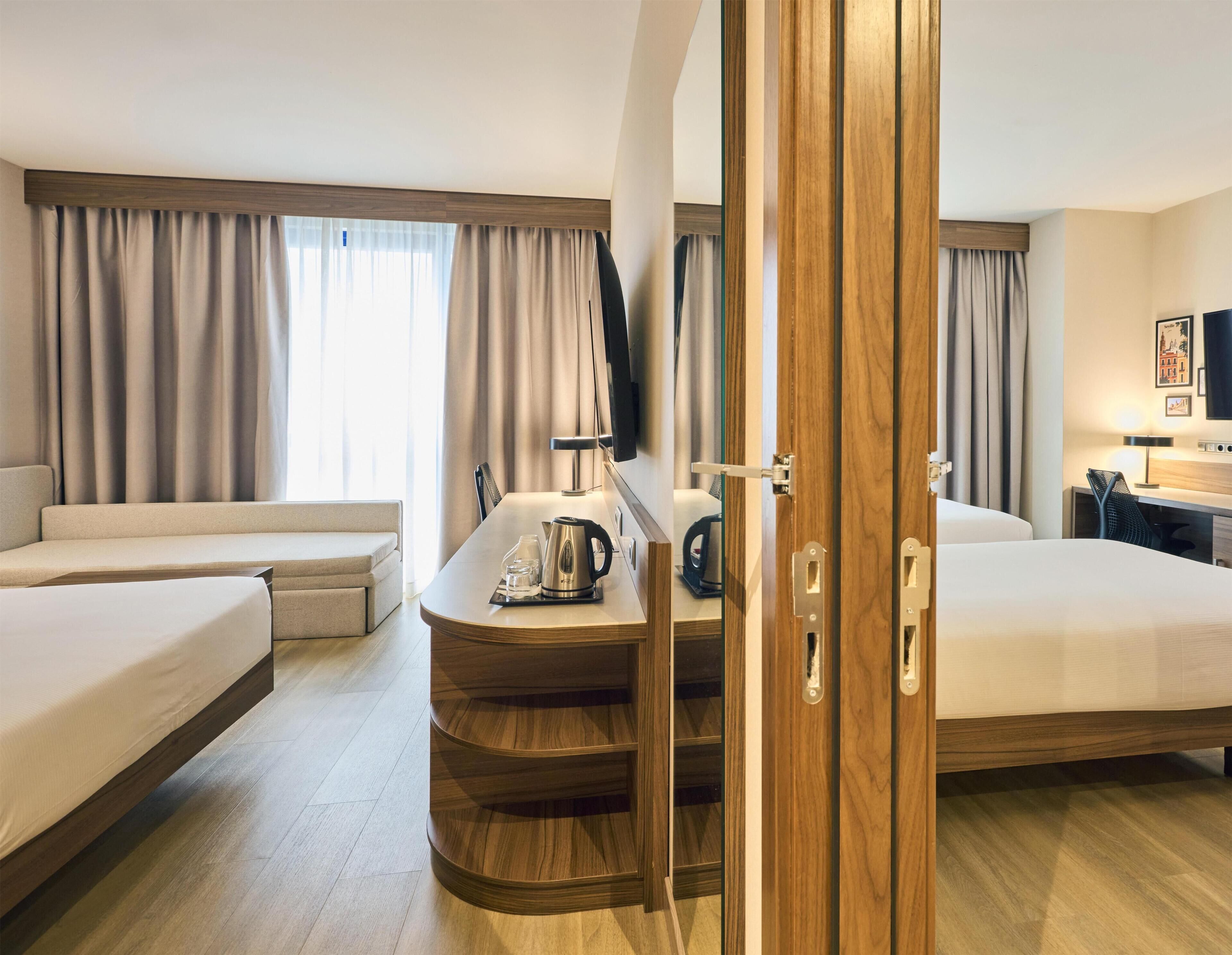 Familiekamer, kamers met tussendeur | Een kluis op de kamer, verduisterende gordijnen, geluiddichte muren