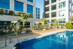Una piscina al aire libre de temporada