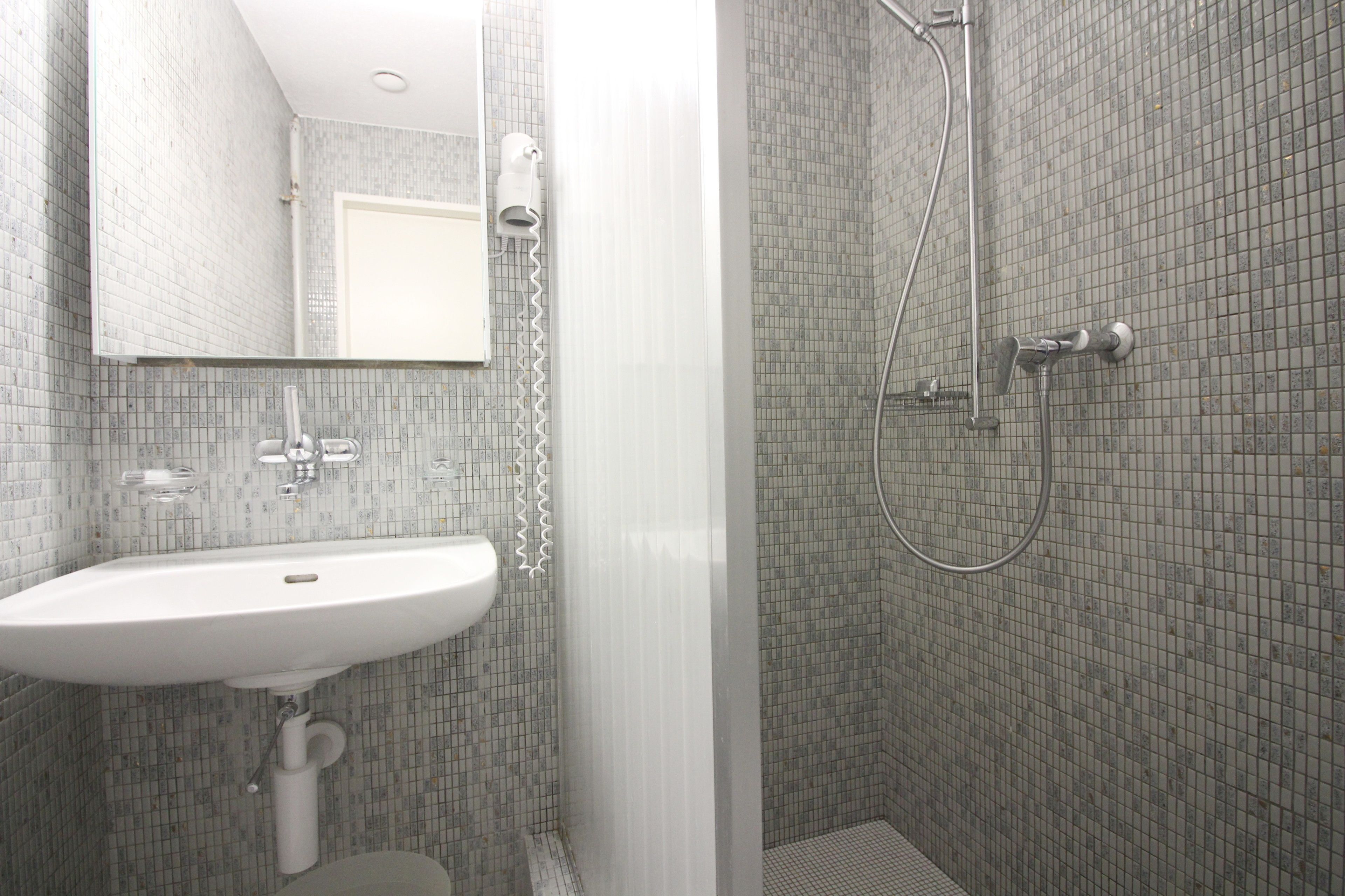 Einzelzimmer | Badezimmer | Dusche, kostenlose Toilettenartikel, Haartrockner, Handtücher