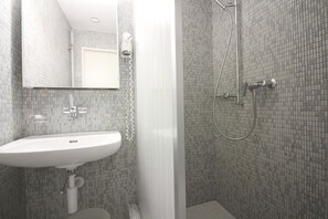 Yhden hengen huone | Kylpyhuone | Suihku, ilmaiset hygieniatuotteet, hiustenkuivaaja, pyyhkeet