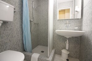 Dusche, kostenlose Toilettenartikel, Haartrockner, Handtücher