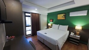 スタンダード ルーム クイーンベッド 1 台 | ミニバー、セーフティボックス (室内)、デスク、WiFi (無料)