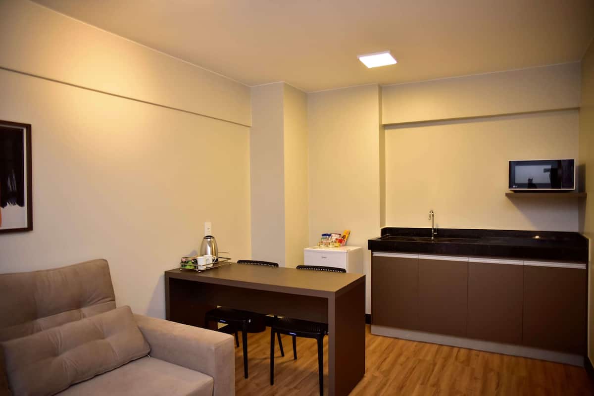 Habitación superior, varias camas | Minibar, caja de seguridad en la habitación, escritorio y wifi gratis
