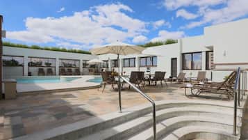 Außenpool, Sonnenschirme, Liegestühle
