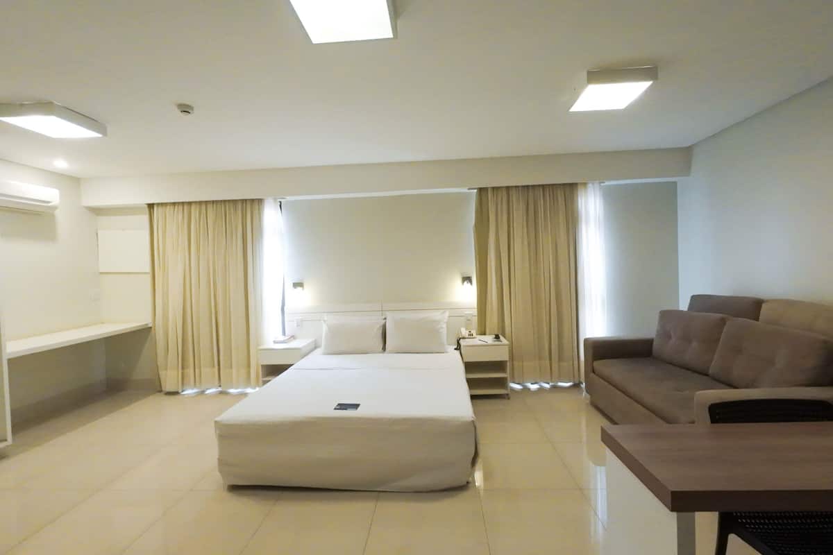 Habitación ejecutiva, 1 cama de matrimonio con sofá cama, accesible en silla de ruedas | Minibar, caja fuerte, escritorio y wifi gratis