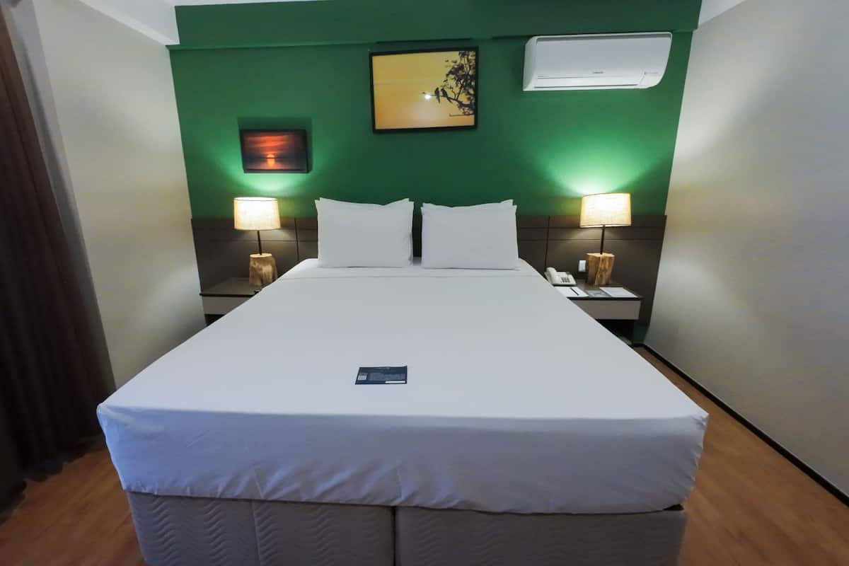 標準客房, 1 張加大雙人床 | 迷你吧、客房內保險箱、書桌、免費無線上網