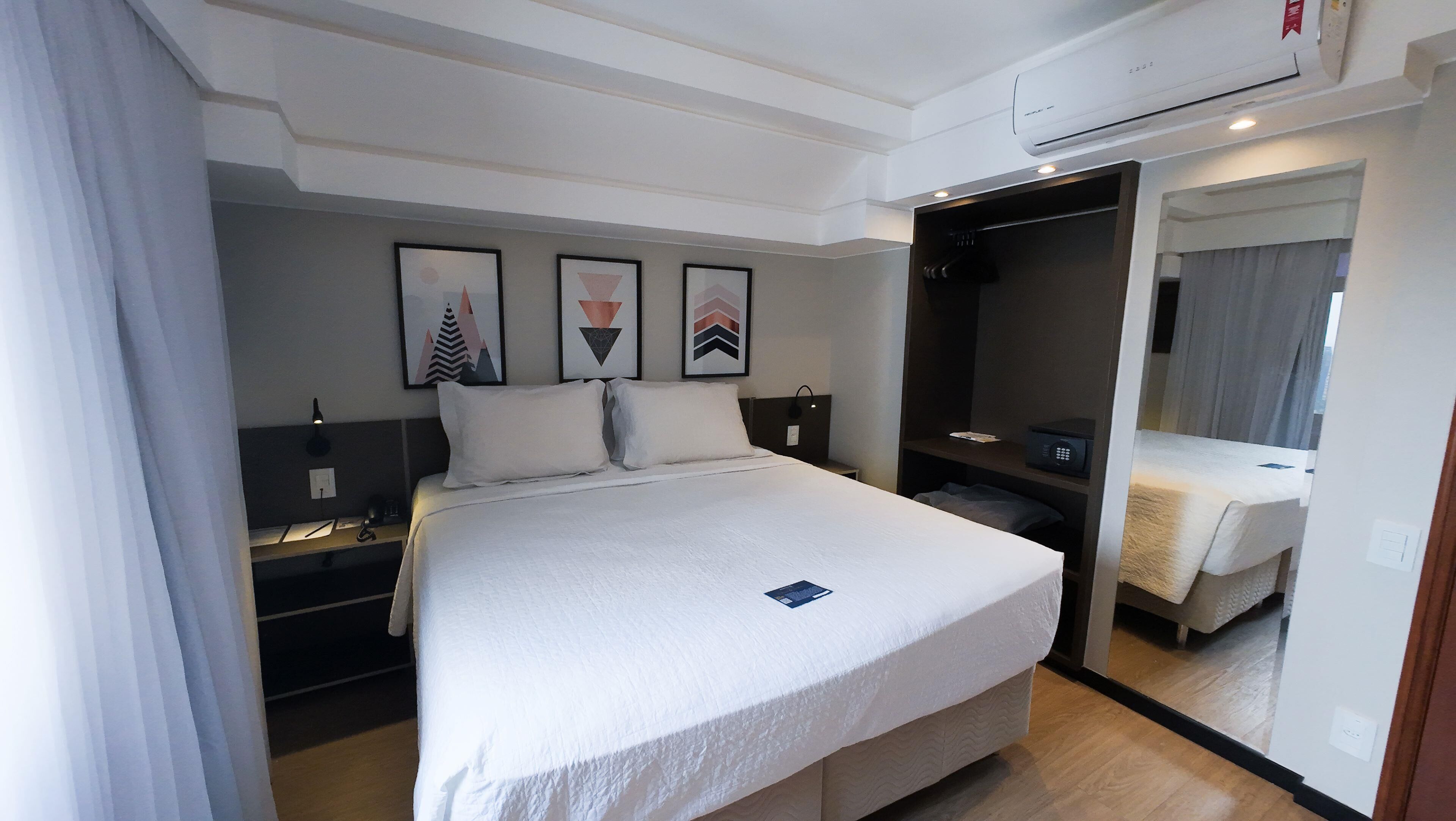 Quarto superior, várias camas | Frigobar, cofres nos quartos, escrivaninha, Wi-Fi de cortesia