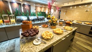Free daily buffet breakfast - Golden Tulip Goiania Address (Goiania)