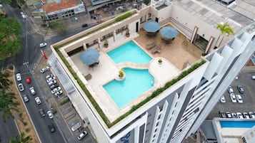 Ulkouima-allas, aurinkovarjoja, aurinkotuoleja