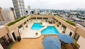 Outdoor pool, pool umbrellas, sun loungers - Golden Tulip Goiania Address (Goiania)