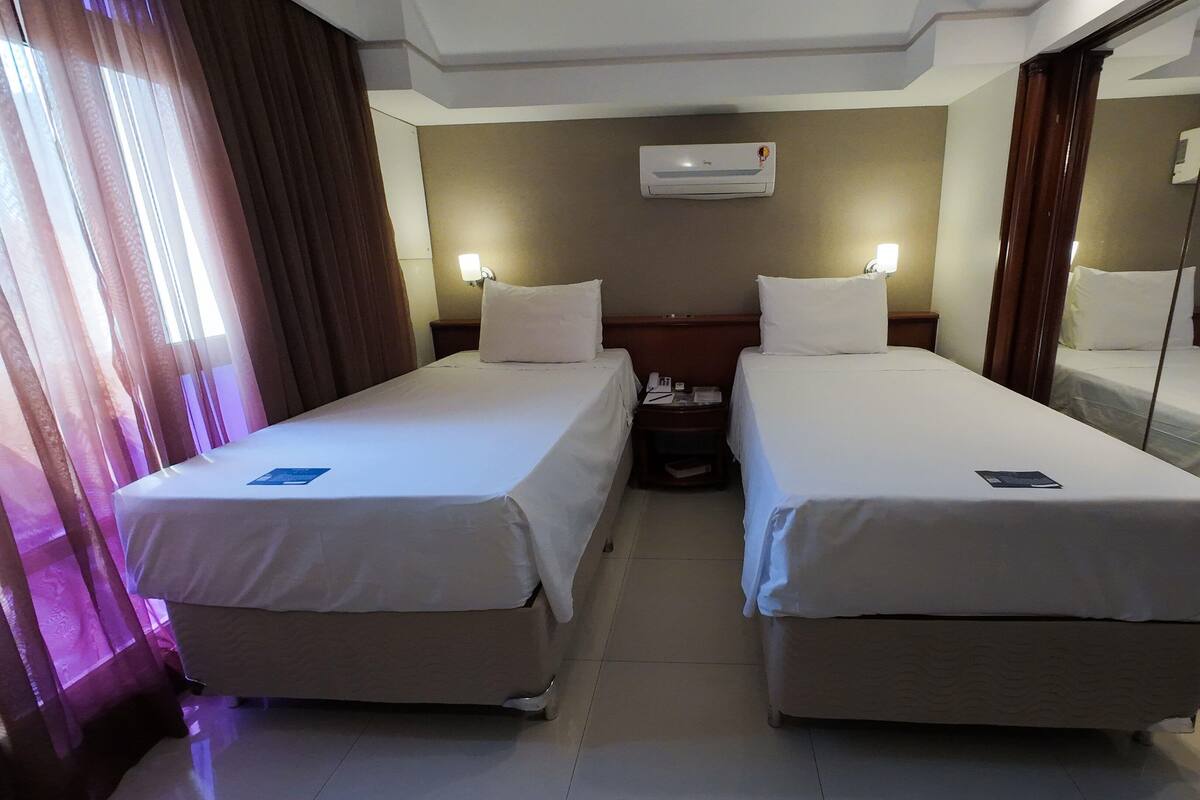 Minibar, in-room safe, desk, WiFi (free)