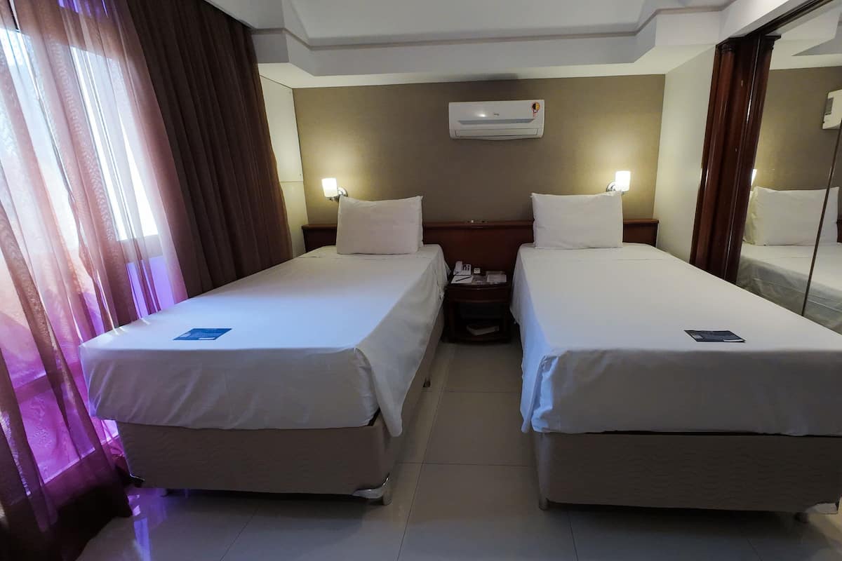 Minibar, caja fuerte, escritorio y wifi gratis