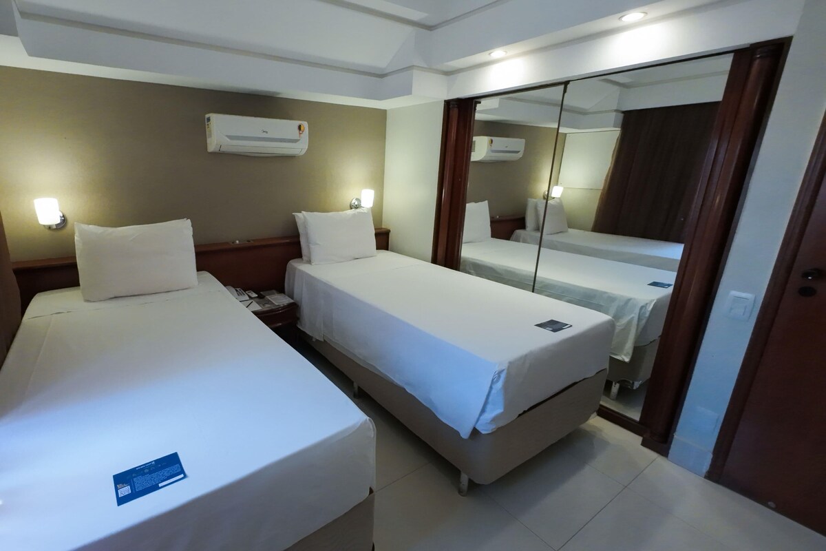 ميني بار وخزنة داخل الغرفة ومكتب وواي فاي مجانًا