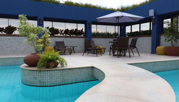 Piscine extérieure, parasols de plage, chaises longues