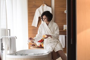 Premium bedding, free minibar items, in-room safe, desk - AlpenGold Davos (Davos)