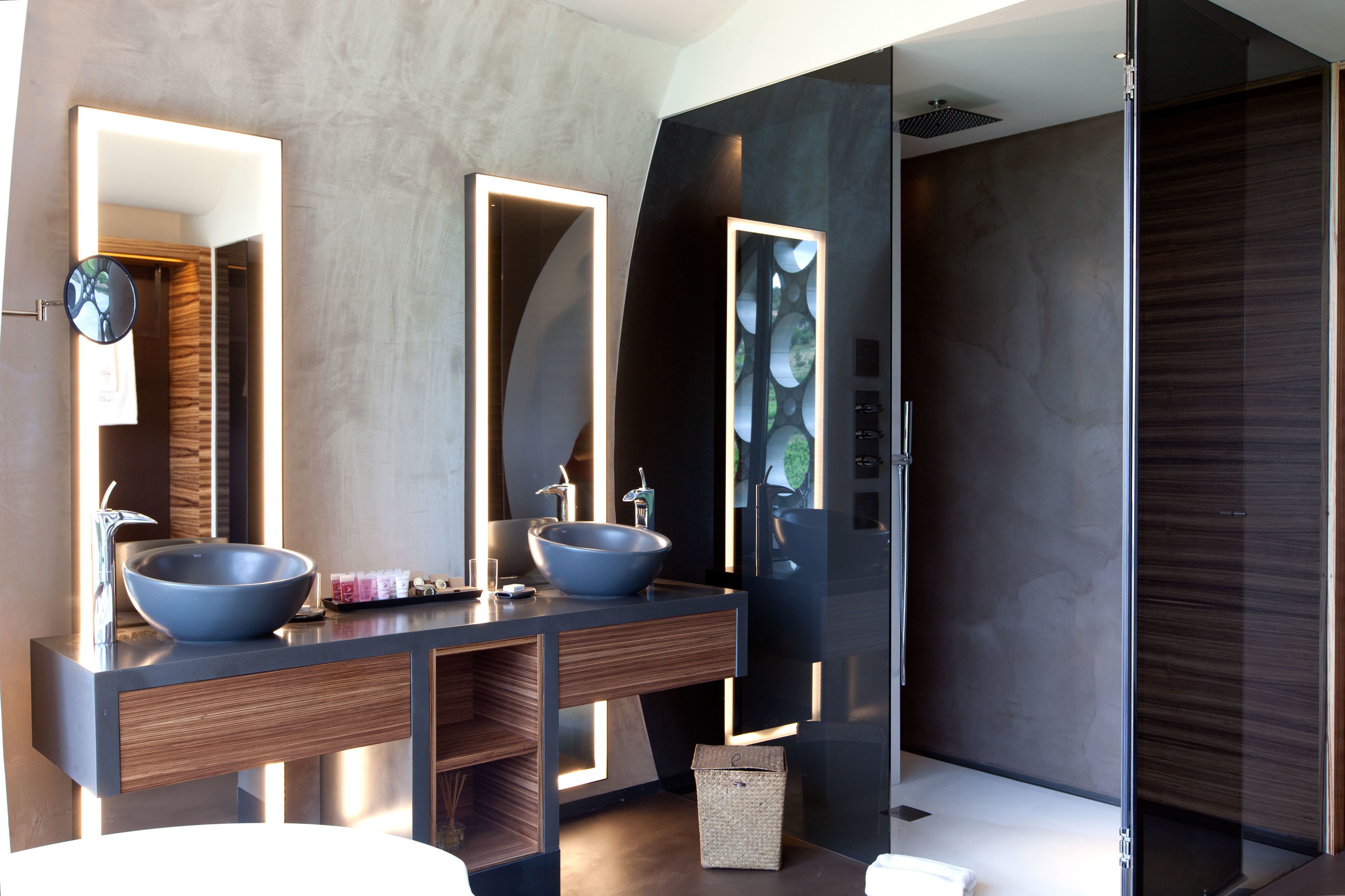 deluxe suite | bathroom | separate bathtub and shower, rainfall showerhead, free toiletries