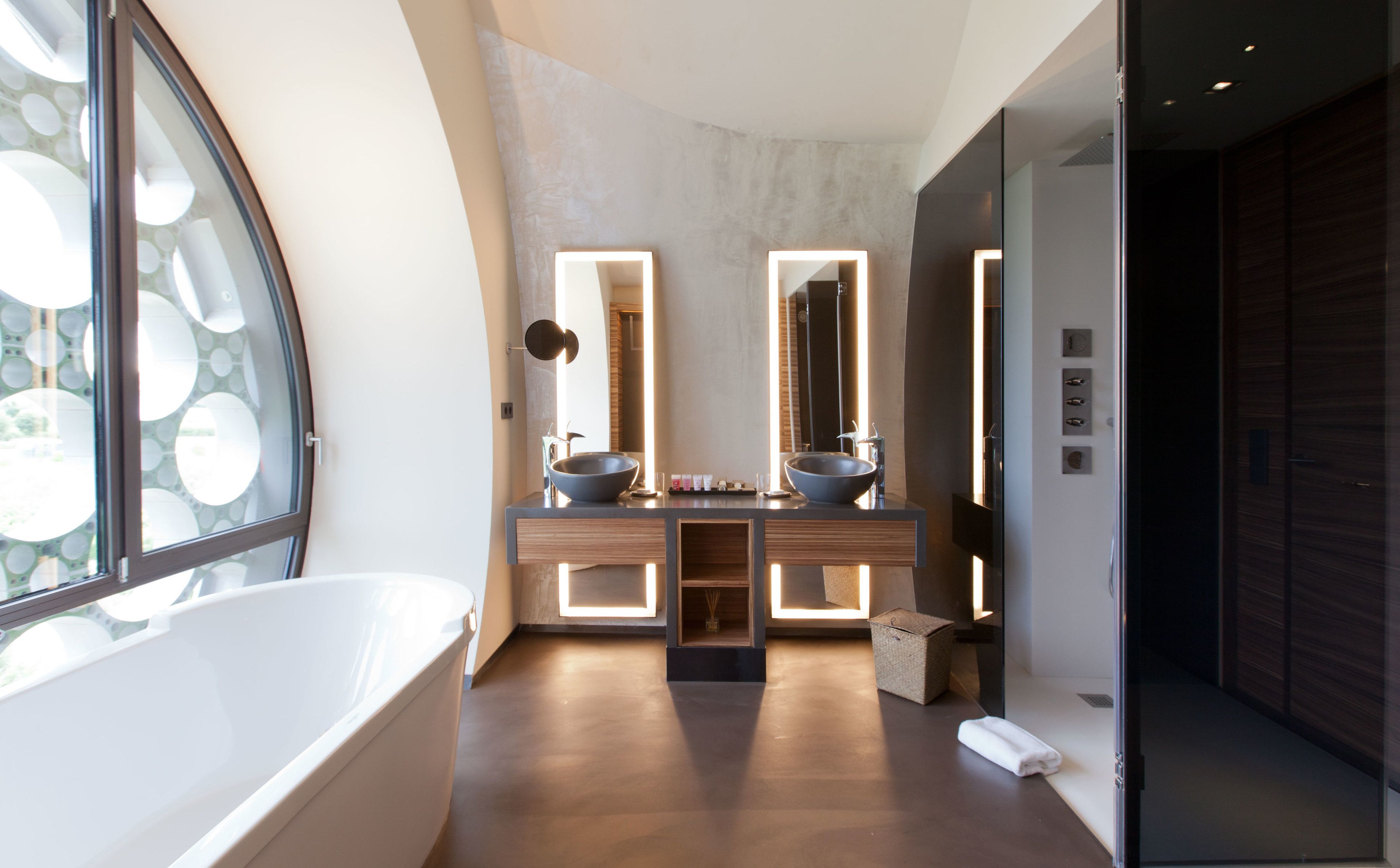 deluxe suite | bathroom | separate bathtub and shower, rainfall showerhead, free toiletries