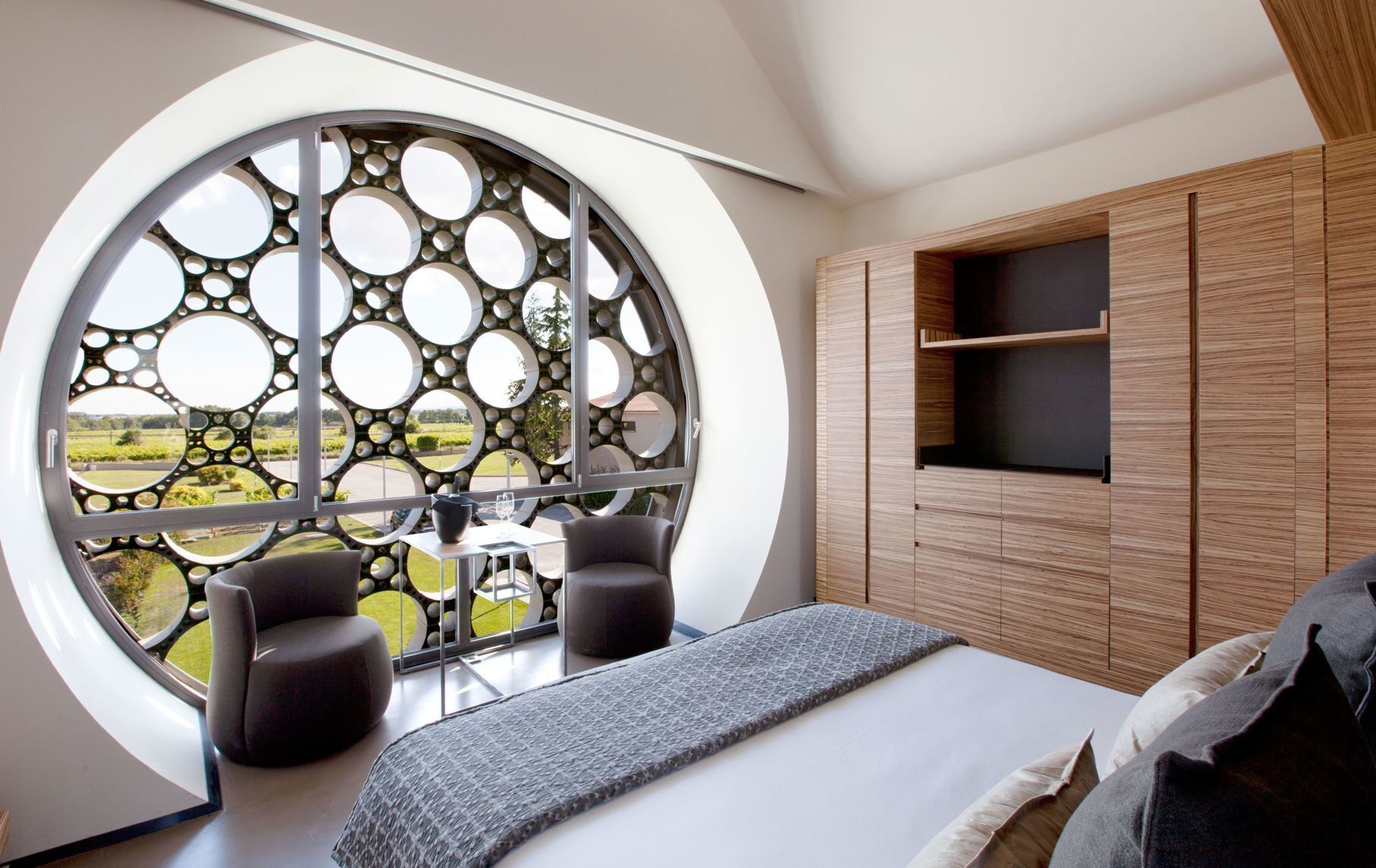 Minibar, brankas, dan didekorasi berbeda-beda